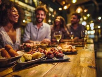 美食和閨蜜的文案：讓我們一起嗨翻天，品味生活的美味！