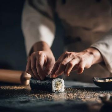 話說日本的美食那么多，那來到這邊什么美食是一定不可錯(cuò)過的呢？！答案就是壽司生魚