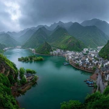 重慶，這個(gè)位于中國(guó)西南部的山城，以其獨(dú)特的地理風(fēng)貌、豐富的巴蜀文化、誘人的美食、