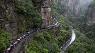 五一重慶銀發(fā)游攻略:避坑指南+安全貼士,帶父母玩轉(zhuǎn)8D魔幻城之旅