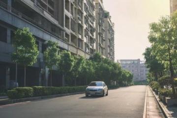 中山開發區小區門口設停車費閘口引發爭議,官方回應將拆除收費設備
