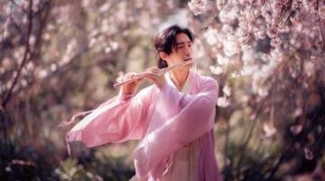 秦孟祿夫婦回高密賞梨花,共游春日美景故鄉(xiāng)情深