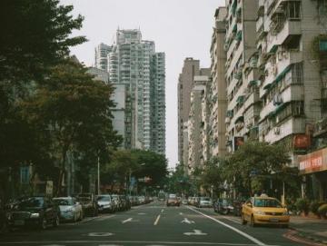 廣州的氣溫漸漸攀升，假期里總想著到戶外走走,交通便利、地鐵直達的白云山