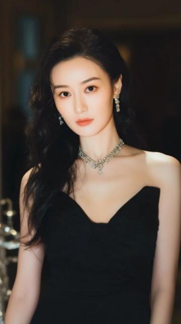 涼皮—大概是每一位在西安長(zhǎng)大的女生都喜歡吃的小吃吧!什么秦鎮(zhèn)米皮,漢中米皮