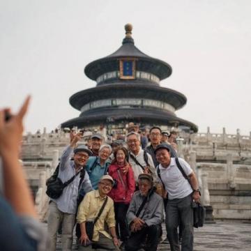 萬萬沒想到！5名俄羅斯人到河南開封體驗中國文化，逛了鐵塔公園又去看豫劇，誰料