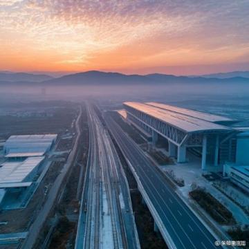 長(zhǎng)江高鐵沿線一站到底：串起長(zhǎng)江經(jīng)濟(jì)帶的璀璨明珠