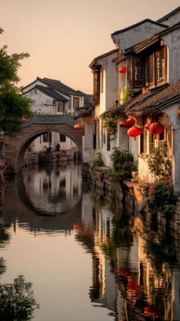 湖州是一座具有2300多年歷史的江南古城，有絲綢之府，魚米之鄉，文化之邦的美