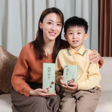 謝浩男媽媽許健華成功回歸，帶小女兒上學,還展示廚房神器