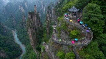 貴陽(yáng)四絕:黔靈山生態(tài)仙境游、青巖古鎮(zhèn)古韻探秘、甲秀樓夜色璀璨、民生路美食天堂