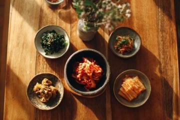 首當(dāng)煎餅馃子,還有鍋巴菜,老豆腐……我們嘮嘮