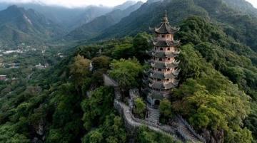 臺(tái)灣風(fēng)光旖旎，人文與美食獨(dú)具特色