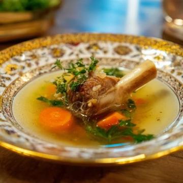 清晨五點的鄉(xiāng)村美味：奶奶親手制作蔥油餅與羊棒骨湯