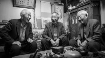 我與愛人同窗的老友，相識三十年情誼長