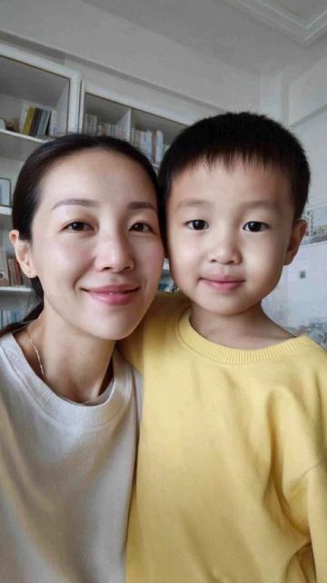 謝浩男媽媽許健華成功回歸，帶小女兒上學,還展示廚房神器
