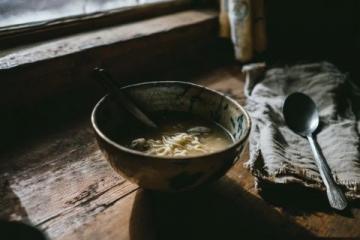 清晨五點的鄉(xiāng)村美味：奶奶親手制作蔥油餅與羊棒骨湯