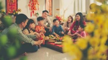 棗紅桌布下的溫馨時刻:一家三代的情感交織與彩禮的故事
