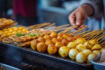 西雙版納之夜：美食與繁華下的告莊星光夜市