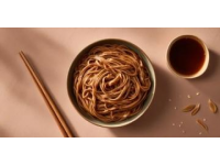 昆明人的早點(diǎn)特色：鮮香味美、酸辣開(kāi)胃、米面為主、制作精細(xì)、搭配多元