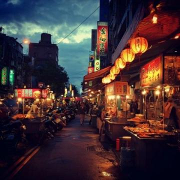 青島夏夜狂歡：臺(tái)東步行街啤酒節(jié)點(diǎn)燃夜經(jīng)濟(jì)熱情