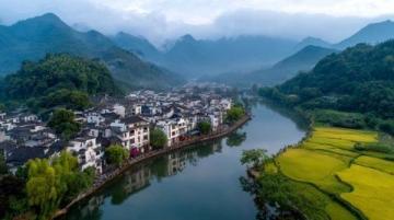 七旬老人獨(dú)駕穿越，探尋都江堰之韻，邂逅藍(lán)眼淚之旅