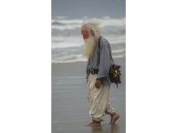 跨越千里的父愛：73歲老父親千里挑擔送土雞蛋，摔跤后第一反應讓人淚目