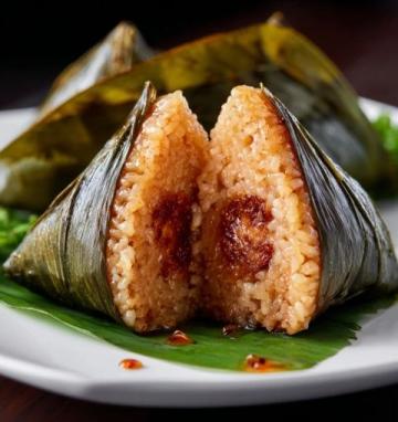潮汕綠豆餅是潮汕地區(qū)的傳統(tǒng)小吃之一，以其獨特的口感和風味深受當?shù)厝讼矏? width=