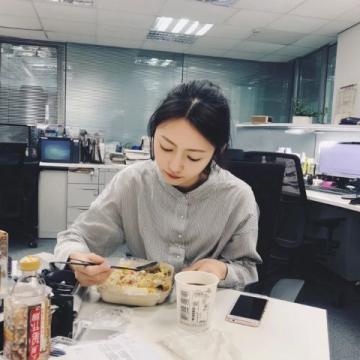 家人們,快來吃瓜!就在昨天,關曉彤在社交平臺上分享了媽媽為她做的減脂餐