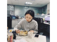 家人們，快來吃瓜！就在昨天，關曉彤在社交平臺上分享了媽媽為她做的減脂餐