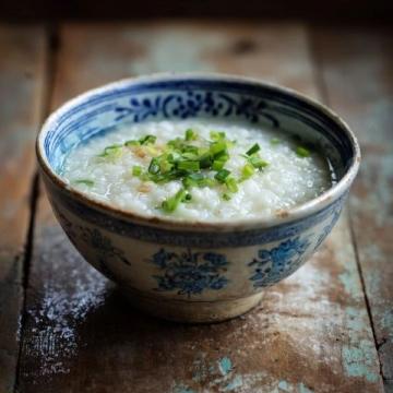 夏日清爽午餐:米粥配小炒,家的味道盡在這一碗