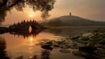 月湖公園：踏石板橋，晨霧浮在湖面，城市日常生活中的千年歷史