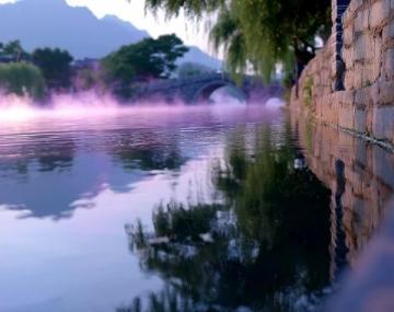 月湖公園：踏石板橋，晨霧浮在湖面，城市日常生活中的千年歷史