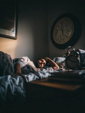 失落中的寧靜：36歲失業(yè)第20夜，意外發(fā)現(xiàn)好眠時光