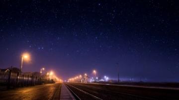 夜幕下的南寧站，溫暖的燈光歡迎著我回家