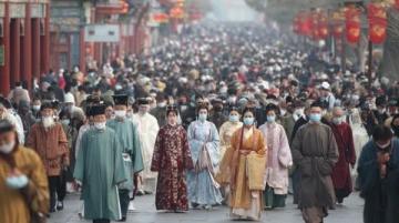 南寧地攤經濟泛濫:商販占領主干道引發交通危機與社會思考