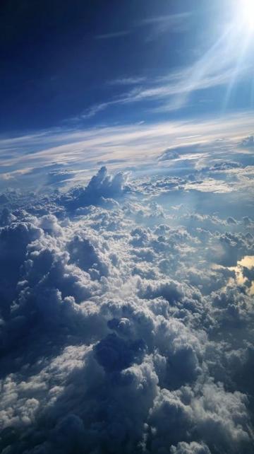 昨天云南昆明乘飛機(jī)三個多小時到咸陽，在咸陽等候六個多小時，轉(zhuǎn)機(jī)飛三個多小時