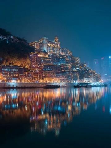 五一假期第一天,重慶這座充滿活力的城市成為了社交媒體的焦點。