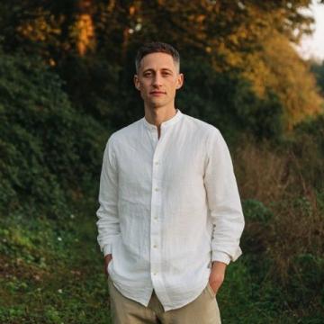 謝霆鋒長沙現身心情好，白色T恤簡單隨性帥氣不改