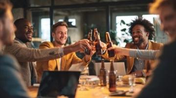 職場必備:年會聚餐敬酒寒暄禮儀指南