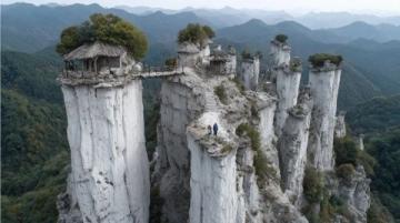 為避開喧鬧尋求心靈棲息地的旅行者眼中，西藏似乎越發遙不可及