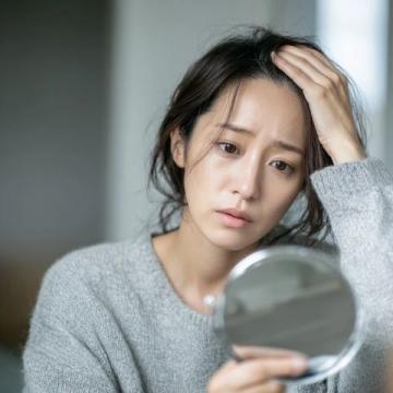 脂溢性脫發在中醫上稱為油風、發蛀脫發、蛀發癬等,認為與血熱風燥、脾胃