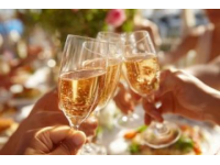 職場必備：年會聚餐敬酒寒暄禮儀指南