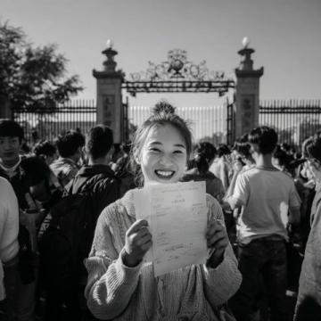 山東棗莊一大學(xué)感人畢業(yè)典禮,學(xué)子含淚告別校園