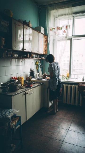 清晨的陽光剛剛探進(jìn)窗欞,廚房里便有了些許忙碌的聲響,我系著圍裙