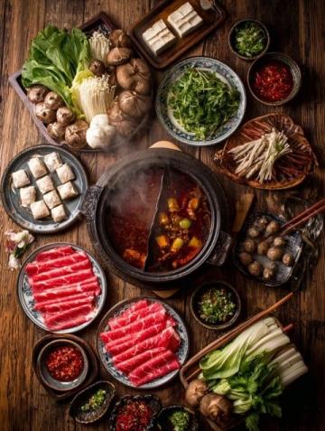 按頭分享美食藏在香巴拉大道的菌子火鍋!太好吃了