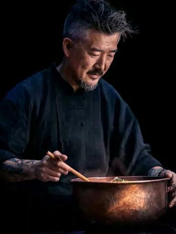 網友巧遇50歲何炅獨自享受湖南米粉美食