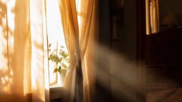 清晨的陽光透過窗簾的縫隙灑進來，廚房里彌漫著一種安靜而充滿期待的氣息,今天早上