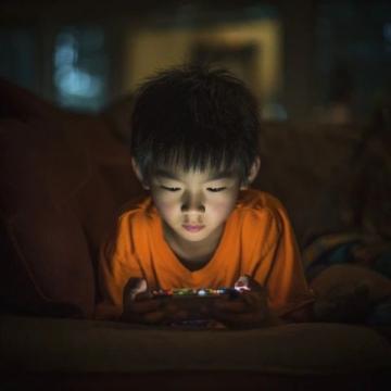 孩子遠(yuǎn)離電子產(chǎn)品，保護(hù)眼睛的健康