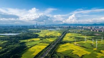 深圳是一個充滿了驚喜的旅游城市，高樓大廈與公園林蔭相結合，自然風光與都市魅力相得益彰。