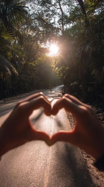 擁抱2025:心懷愛與希望,迎接新年的旅程