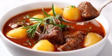 爆款美食秘籍家庭必學(xué)！正宗羅卜牛肉湯的做法，暖心又營養(yǎng)！
